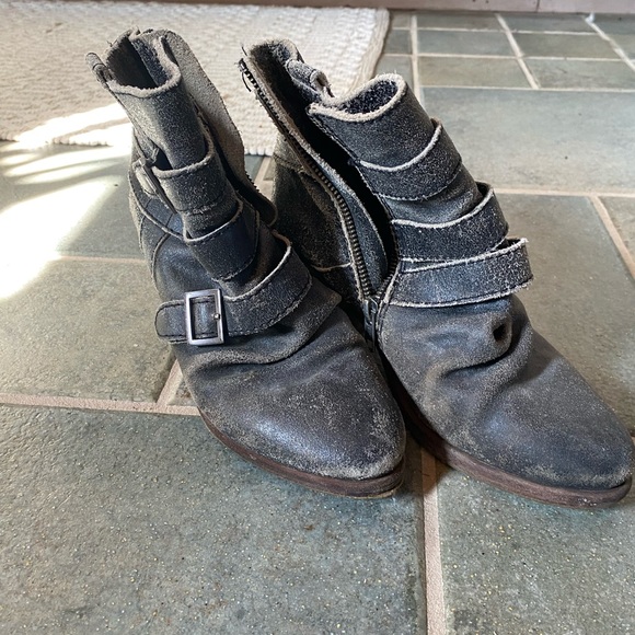 Grungy zip up ankle booties - Picture 2 of 4